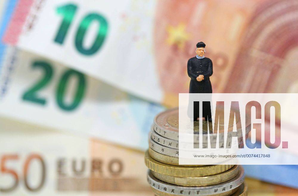 Nuernberg Symbolfoto, Themenbild Kirchensteuer. Geistlicher mit Soutane steht auf Euro Muenzen. Im Hintergrund verschiedene Euro Banknoten.