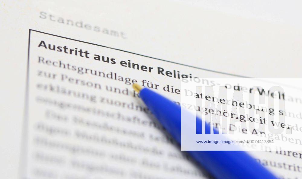 Nuernberg Symbolfoto, Themenbild Kirchenaustritt, Kirchensteuer. Kugelschreiber zeigt auf das Wort Austritt auf Formular fuer Kirchenaustritt.