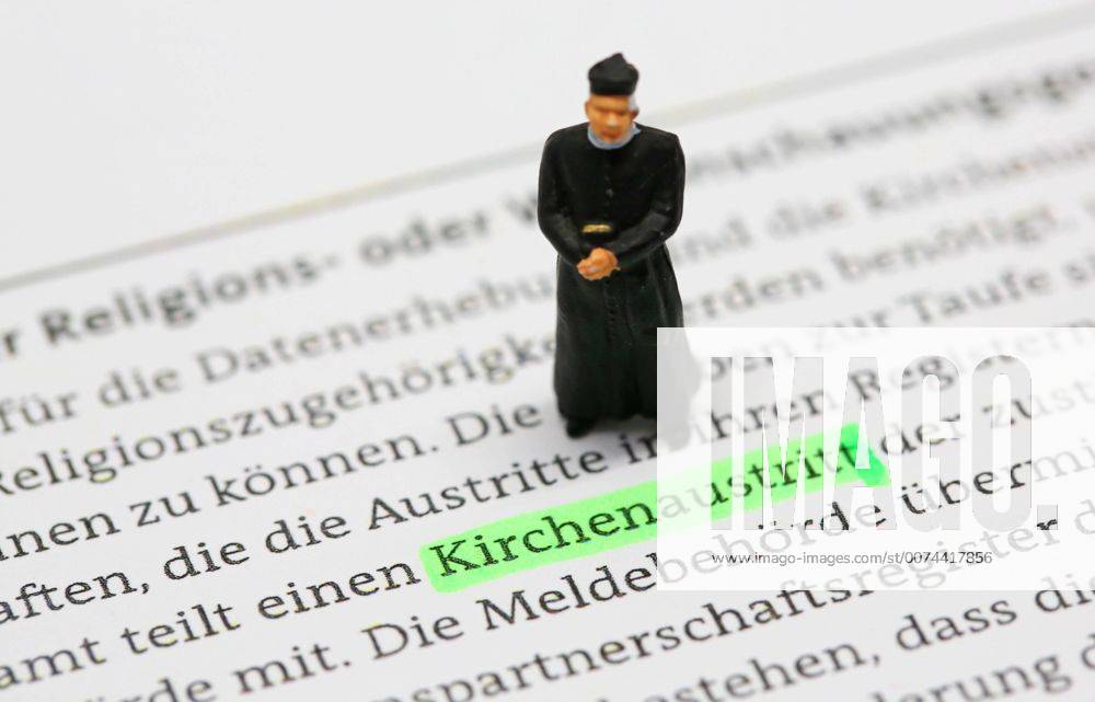 Nuernberg Symbolfoto, Themenbild Kirchenaustritt, Kirchensteuer. Geistlicher mit Soutane steht auf Formular fuer Kirchenaustritt.