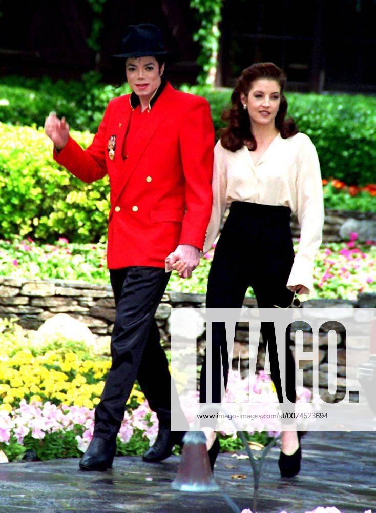 MICHAEL JACKSON & HIS WIFE LISA MARIE PRESLEY.AT NEVERLAND RANCH IN CALIFORNIA..HE OPENED THE RANCH TO HUNDREDS OF CHILDREN SUPPORTED BY HIS CHARITY WORLD CHILDREN .CREDIT: ALL ACTION IPOL GLOBE PHOTOS, INC.1193AA. - ZUMAg49_ 20090625_zaf_g49_120