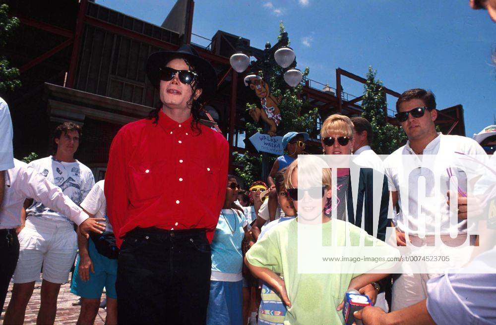 Macaulay Culkin äußert sich zu Missbrauchsvorwürfe gegen Michael Jackson 6 21 -22 91 ORLANDO FLORIDA.MICHAEL JACKSON & MACAULEY KULKIN TOUR DISNEYWORLD . - ZUMAg49_ 20090625_zaf_g49_129