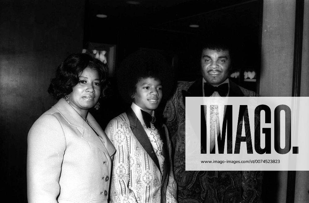 9298.GOLDEN GLOBES 1973.MICHAEL JACKSON WITH PARENTS.PHOTO BY PHIL ROACH IPOL GLOBE PHOTOS INC. - ZUMAg49_ 20090625_zaf_g49_219