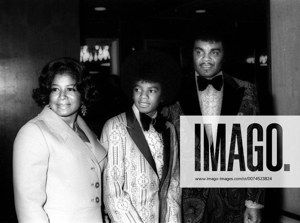 9298.GOLDEN GLOBES 1973.MICHAEL JACKSON WITH PARENTS.PHOTO BY PHIL ROACH IPOL GLOBE PHOTOS INC. - ZUMAg49_ 20090625_zaf_g49_220
