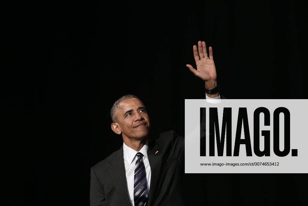 Athens, Attica, Greece - U.S. President Barack Obama salutes the crowd after speaking at the Stavros Niarchos Foundation Cultural Center in Athens, Greece, on November 16, 2016. Athens Greece - ZUMAn230 20161116_zaa_n230_161