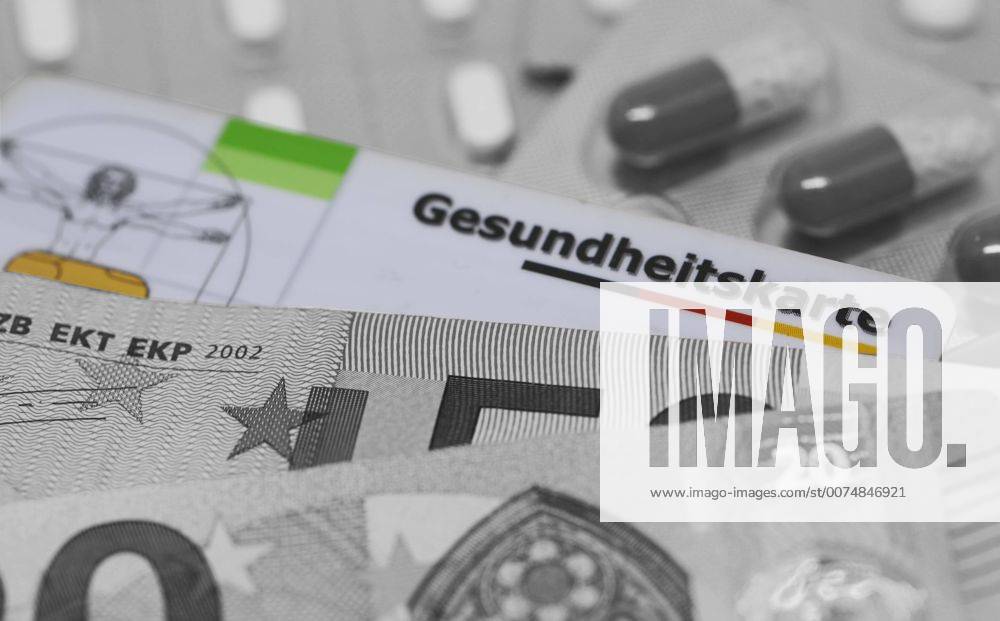 Nuernberg Symbolfoto, Themenbild Krankenversicherung, Krankenkassenbeitrag, Eine farblich hervorgehobene Gesundheitskarte liegt zwischen Arzneimittel und Euro Banknoten, schwarz weiss Foto.