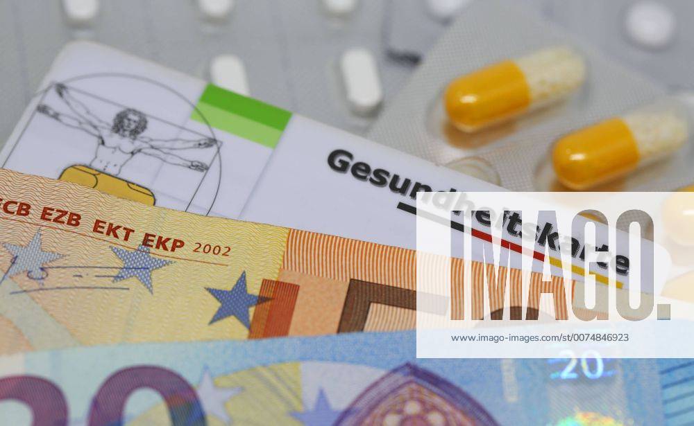 Nuernberg Symbolfoto, Themenbild Krankenversicherung, Krankenkassenbeitrag, Eine Gesundheitskarte liegt zwischen Arzneimittel und Euro Banknoten.