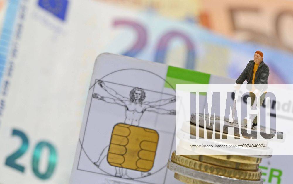 Nuernberg Symbolfoto, Themenbild Krankenversicherung, Krankenkassenbeitrag, Mann mit Gips und Gehhilfe steht auf Euro Muenzen. Im Hintergrund eine Gesundheitskarte der Barmer gek sowie Euro Banknoten.