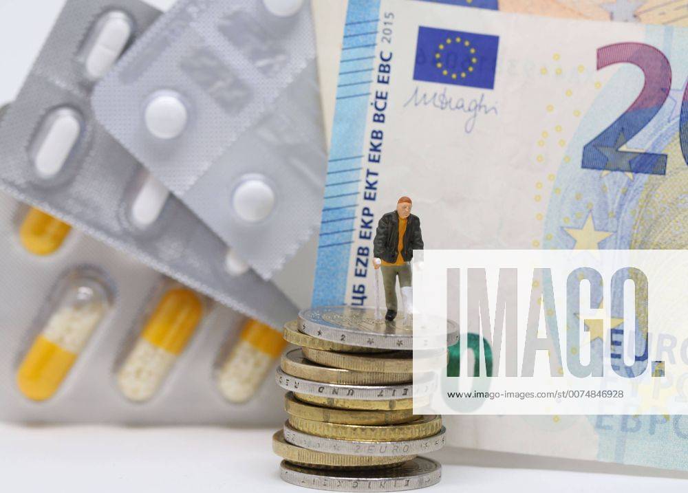 Nuernberg Symbolfoto, Themenbild Krankenversicherung, Krankenkassenbeitrag, Arzneimittelkosten. Mann mit Gips und Gehhilfe steht auf Euro Muenzen. Im Hintergrund verschiedene Arzneimittel und Euro Banknoten.