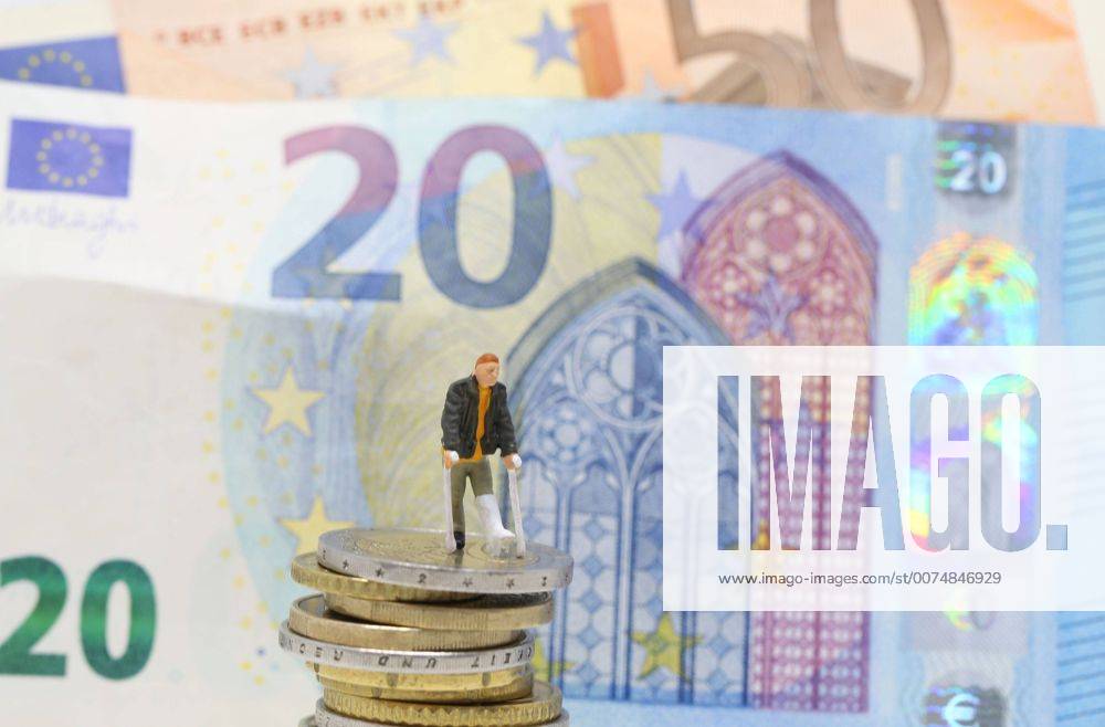 Nuernberg Symbolfoto, Themenbild Krankenversicherung, Krankenkassenbeitrag, Arzneimittelkosten. Mann mit Gips und Gehhilfe steht auf Euro Muenzen. Im Hintergrund verschiedene Euro Banknoten.