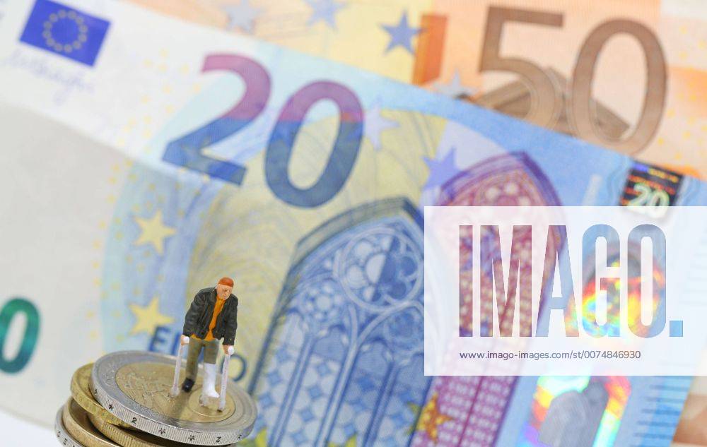 Nuernberg Symbolfoto, Themenbild Krankenversicherung, Krankenkassenbeitrag, Arzneimittelkosten. Mann mit Gips und Gehhilfe steht auf Euro Muenzen. Im Hintergrund verschiedene Euro Banknoten.