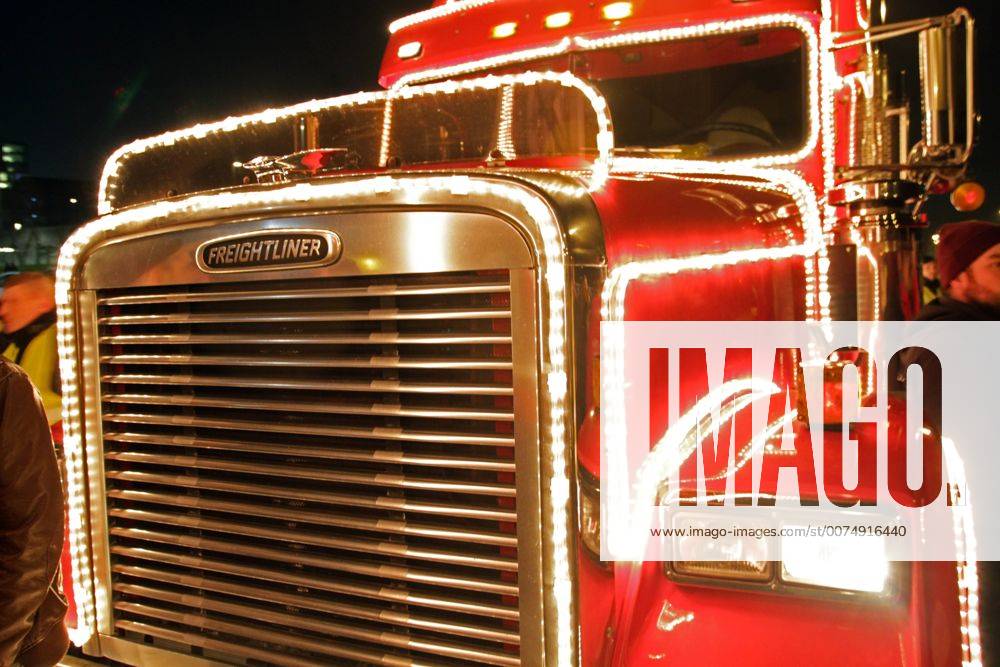 Coca-Cola Weihnachtstour 2016 Trucks der Coca-Cola Weihnachtstour 2016 in Essen. Die Show hat laut Angaben der Polizei 10000 Besucher angelockt und verlief friedlich ohne negative Vorkommnisse. Man sieht die beleuchtete Front eines Trucks des Herrstellers Freightliner. Essen Nordrhein-Westfalen Deutschland Berthold-Beitz-Boulevard