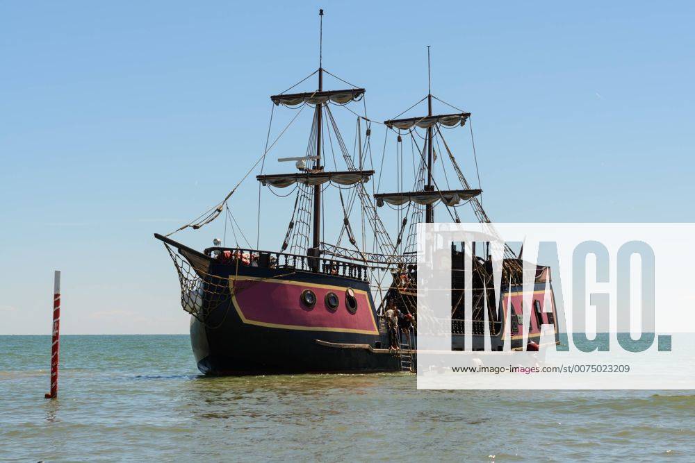 Altes Piratenschiff hat in Küstennähe angelegt 1077403290