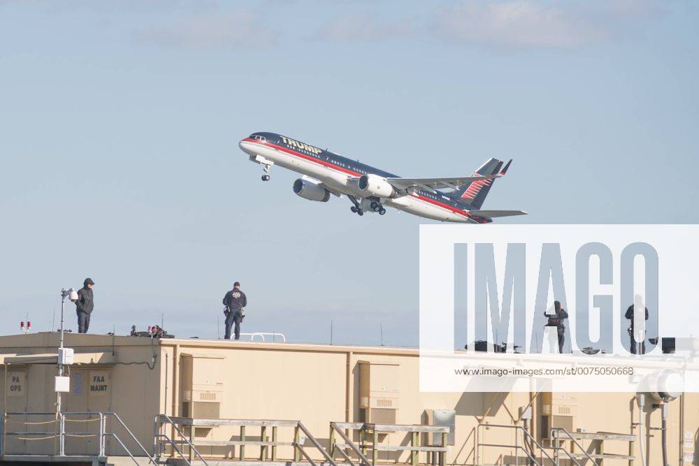 New York, New York, United States of America - President-elect Trump s private plane rises into the air at Laguardia Airport as as heavily armed Secret Service agents watch from the roof of a building near the airstrip, in New York, NY, USA on December 1, 2016. .Credit: Pool via CNP New York United States of America - ZUMAs152 20161201_zaa_s152_003