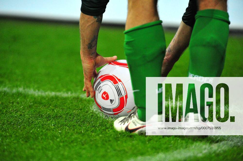 Fussball Herren Bundesliga Saison 2010 2011 SV Werder Bremen (grün) - Borussia Mönchengladbach (Gladbach): Werder Spieler legt sich den Ball zur Ecke zurecht