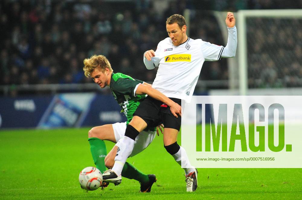 Fussball Herren Bundesliga Saison 2010 2011 SV Werder Bremen (grün) - Borussia Mönchengladbach (Gladbach): Florian TRINKS Bremen, Michael FINK Gladbach