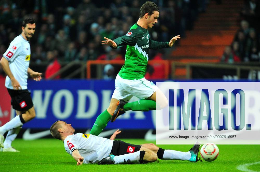 Fussball Herren Bundesliga Saison 2010 2011 SV Werder Bremen (grün) - Borussia Mönchengladbach (Gladbach): Filip DAEMS Gladbach, Marko ARNAUTOVIC Bremen