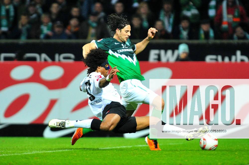 Fussball Herren Bundesliga Saison 2010 2011 SV Werder Bremen (grün) - Borussia Mönchengladbach (Gladbach): Dante Bonfim Gladbach vs Claudio PIZARRO Bremen
