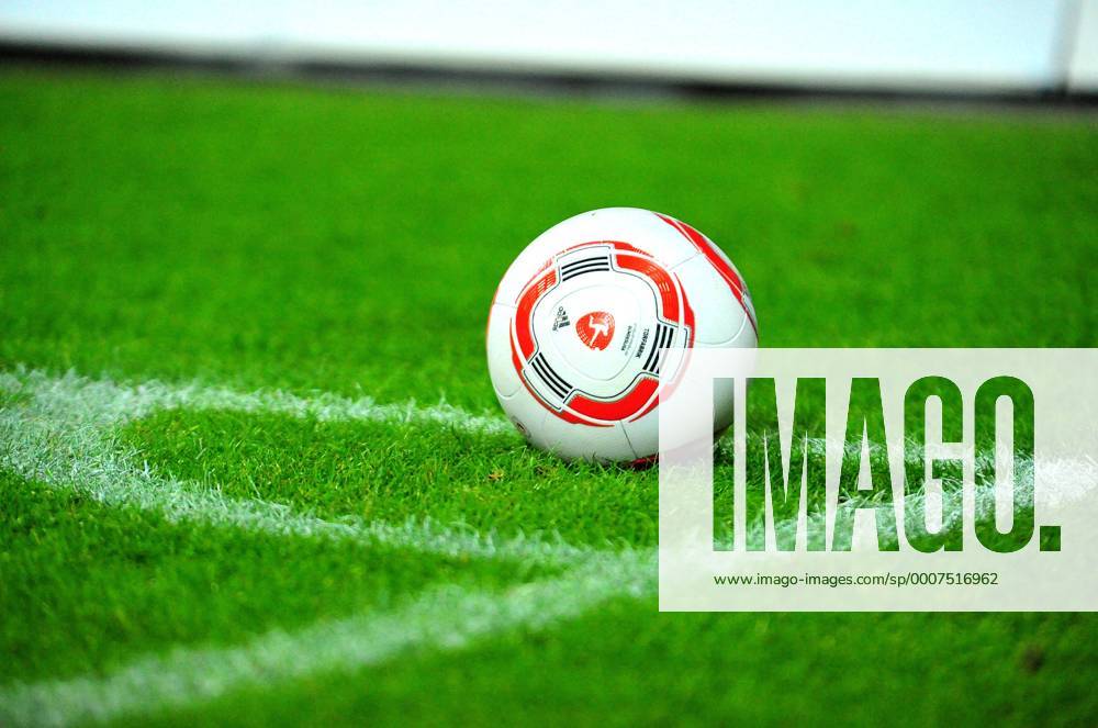 Fussball Herren Bundesliga Saison 2010 2011 SV Werder Bremen (grün) - Borussia Mönchengladbach (Gladbach): Torfabik - Ligaball der Bundesliga liegt zur Ecke bereit