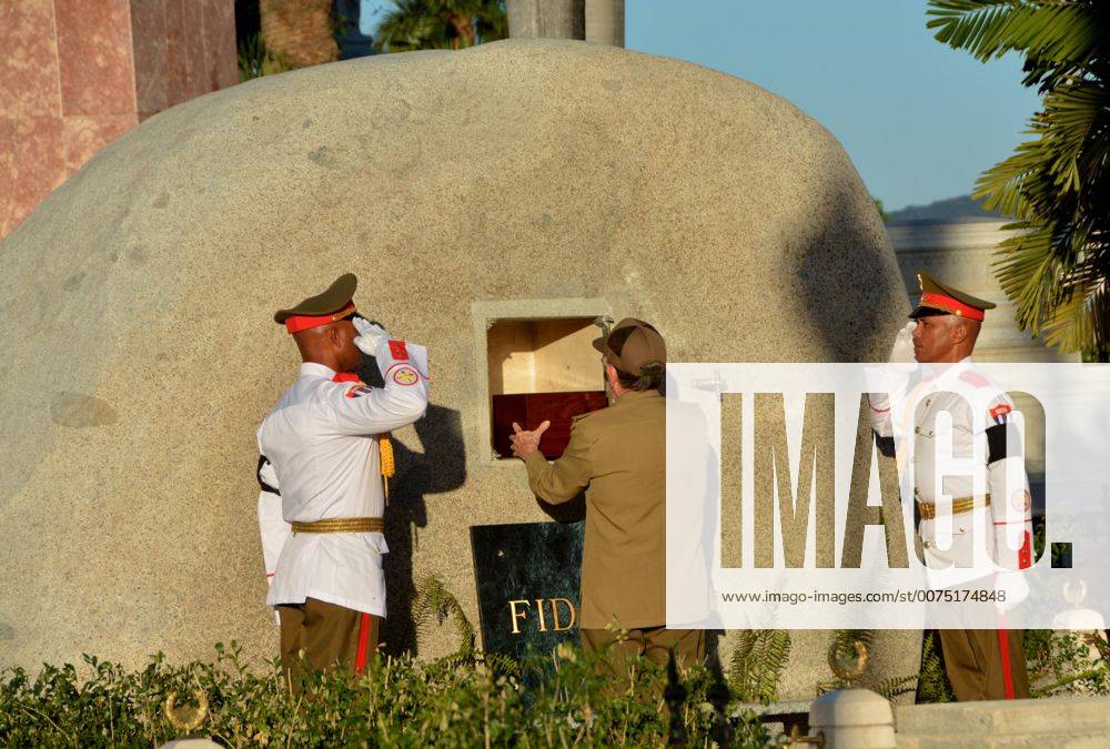 RESENT WITH BETTER QUALITY Cuban president Raul Castro (C) places the ashes of his brother and Cuban leader Fidel Castro in his tomb at Santa Ifigenia cemetery in Santiago de Cuba (Cuba), 04 December 2016. Castro s ashes will be buried in a private ceremony on 04 December in the named cemetery, known for holding the remains of revolutionary heroes, like those who died fighting alongside Castro in the leader s first insurgency battle in 1953. EFE Marcelino Vazquez Cuban leader Fidel Castro remains arrive at Santa Ifigenia cemetery !ACHTUNG: NUR REDAKTIONELLE NUTZUNG! HAB101 20161204-636164876898757761