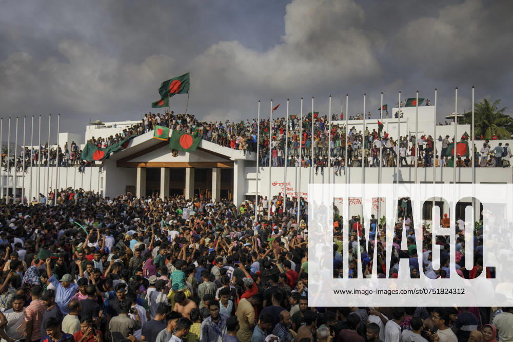 Anti-government protester gather as they storm Prime Minister Sheikh Hasina s palace in Dhaka. Bangladeshi Prime Minister Sheikh Hasina s 15-year rule ended on August 5, 2024 as she fled after more than a month of deadly protests as the military announced it would form an interim government. Dhaka Bangladesh - ZUMAa130 20240805_fap_a130_026