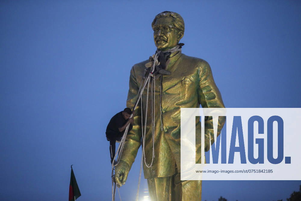 Anti-government protestors climbs atop a statue of Sheikh Mujibur Rahman, Bangladesh s founding father and parent of the country s ousted Prime Minister Sheikh Hasina, in Dhaka on August 5, 2024. Bangladeshi Prime Minister Sheikh Hasina s 15-year rule ended on August 5, as she fled after more than a month of deadly protests as the military announced it would form an interim government. Dhaka Bangladesh - ZUMAj163 20240805_zip_j163_001