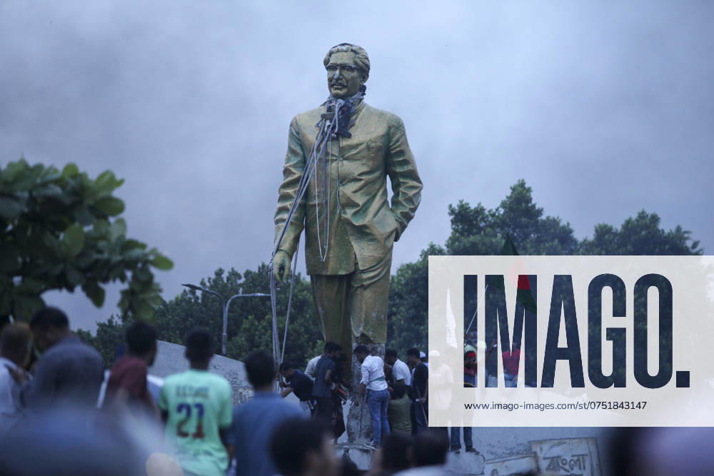 Anti-government protestors climbs atop a statue of Sheikh Mujibur Rahman, Bangladesh s founding father and parent of the country s ousted Prime Minister Sheikh Hasina, in Dhaka on August 5, 2024. Bangladeshi Prime Minister Sheikh Hasina s 15-year rule ended on August 5, as she fled after more than a month of deadly protests as the military announced it would form an interim government. Dhaka Bangladesh - ZUMAj163 20240805_zip_j163_034