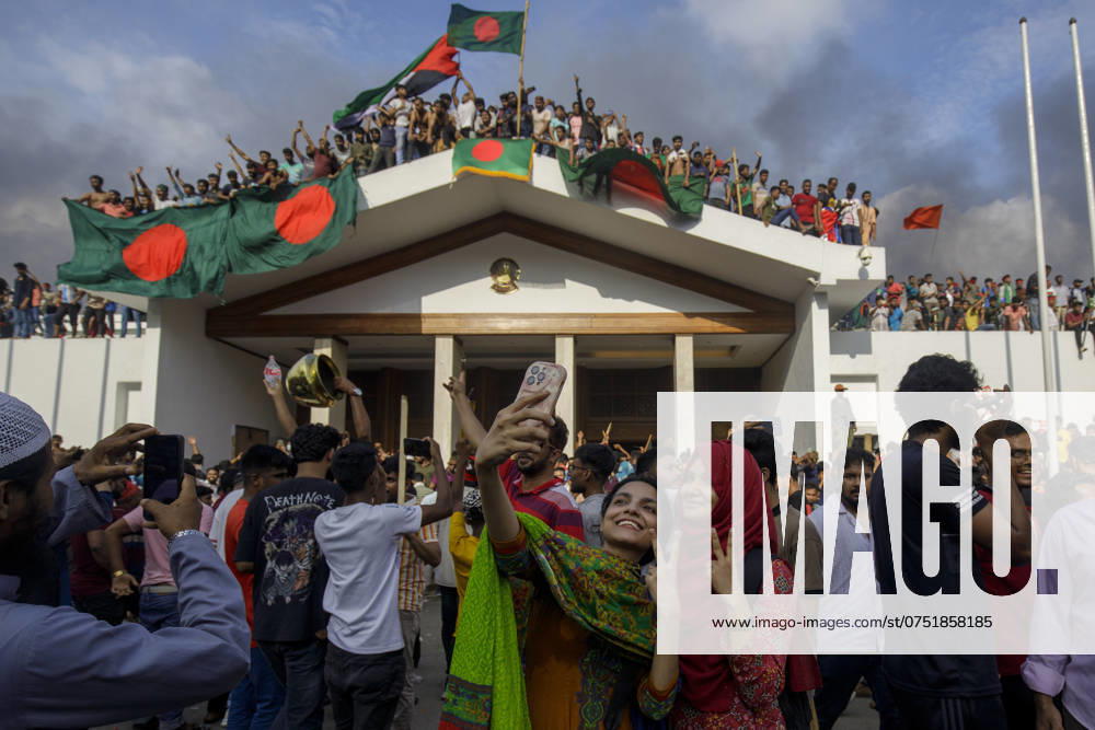 Anti-government protestors stand atop the PM s Palace as others take selfies. Demonstrators storm Prime Minister Sheikh Hasina s palace in Dhaka as Hasina s 15-year rule ends and she fled after more than a month of deadly protests as the military announced it would form an interim government. Dhaka Bangladesh - ZUMAa130 20240805_fap_a130_017