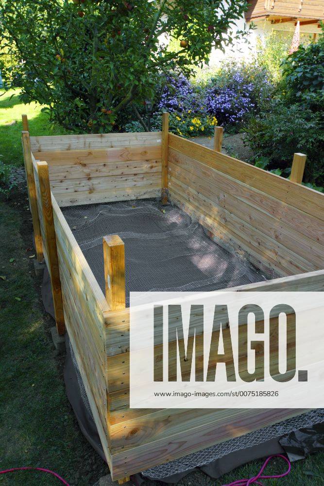 Eigenbau eines Hochbeetes, Deutschland, Nordrhein-Westfalen building a raised-bed gardening, Germany, North Rhine-Westphalia BLWS440934