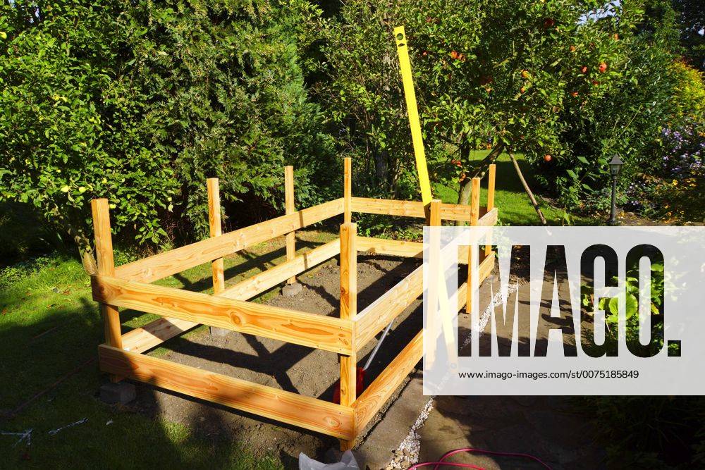 Eigenbau eines Hochbeetes, Deutschland, Nordrhein-Westfalen building a raised-bed gardening, Germany, North Rhine-Westphalia BLWS440930