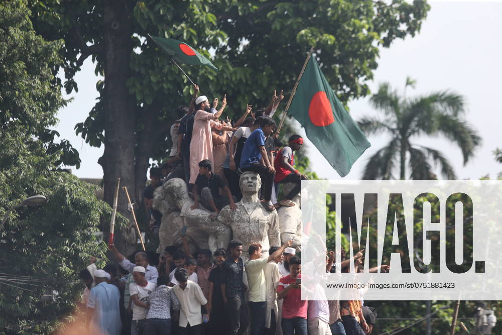 Anti-government protestors celebrate in Shahbag near Dhaka university area in Dhaka on August 5, 2024. Protests in Bangladesh that began as student-led demonstrations against government hiring rules in July culminated on August 5, in the prime minister fleeing and the military announcing it would form an interim government.People gather to celebrate the fall of Bangladesh Prime Minister Sheikh Hasina after an intense clash between police, pro-government forces, and anti-Quota protesters in Dhaka, Bangladesh. Dhaka Bangladesh - ZUMAr336 20240805_zip_r336_064