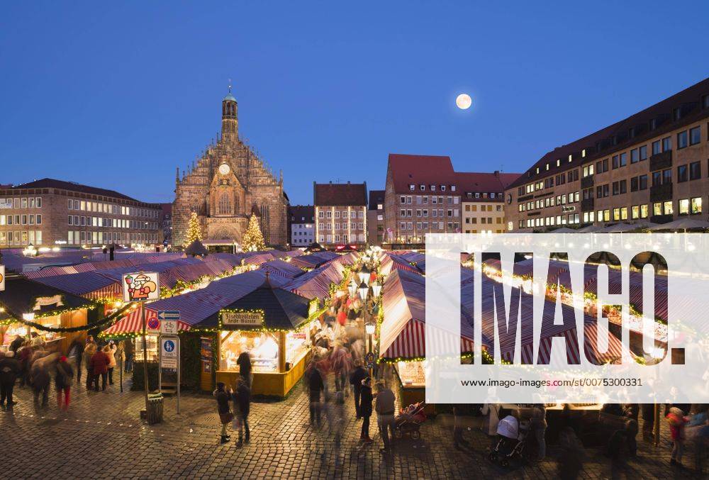 Nürnberger Christkindlesmarkt mit Frauenkirche bei Vollmond, Nachtaufnahme, Nürnberg, Mittelfranken, Franken, Bayern, Deutschland, Europa