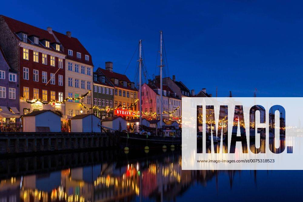 Häuser am Kanal mit Weihnachtsdekoration in Nyhavn, Kopenhagen, Dänemark, Europa