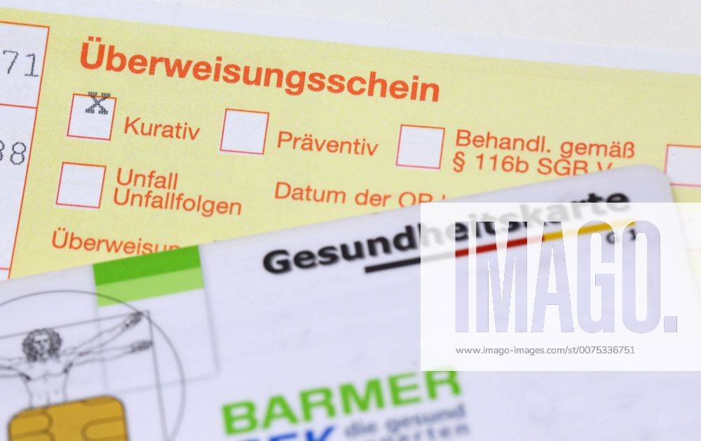 Nuernberg Symbolfoto, Themenbild Krankenversicherung, Arztbesuch, Ueberweisungsschein eines Arztes sowie eine Gesundheitskarte der Barmer gek.