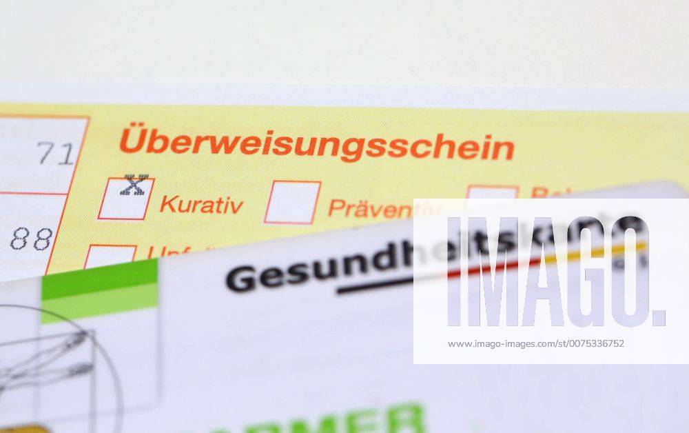 Nuernberg Symbolfoto, Themenbild Krankenversicherung, Arztbesuch, Ueberweisungsschein eines Arztes sowie eine Gesundheitskarte der Barmer gek.