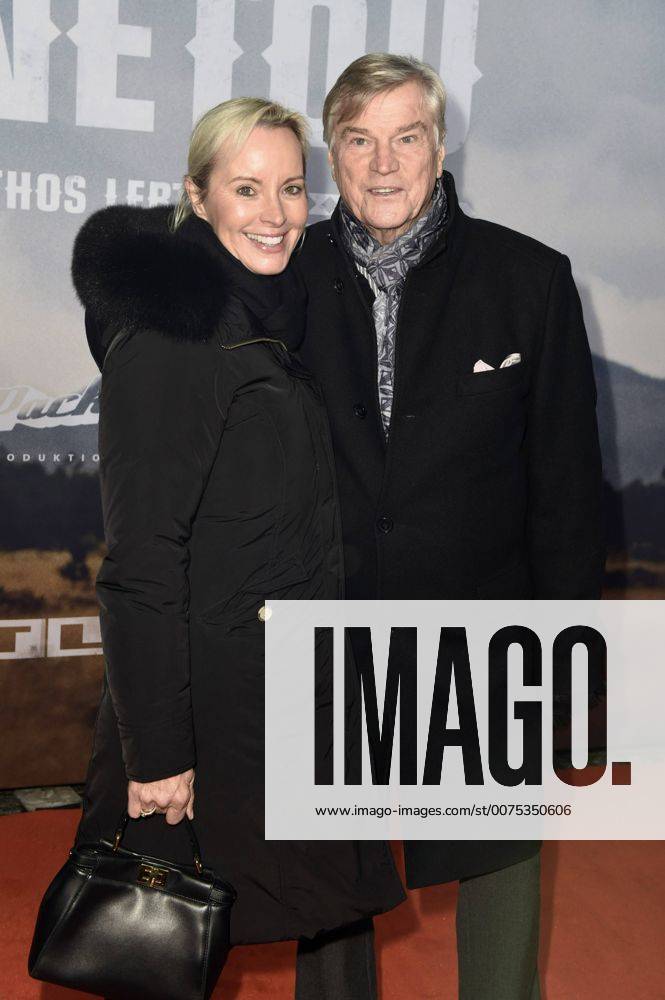 Jochen Busse mit Ehefrau Constanze Volkner bei der Premiere des Fernsehfilms Winnetou - Eine neue Welt im Delphi Filmpalast. Berlin, 14.12.2016 Foto:xF.xFuturexImage