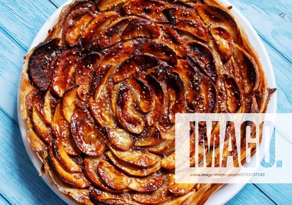 IMAGO Creative, Herbst, Food, Apfelkuchen Homemade delicious fresh baked rustic apple pie, top view, Homemade delicious fresh baked rustic apple pie, a top view, Homemade delicious fresh baked rustic apple pie, a top view, 05.03.2024,