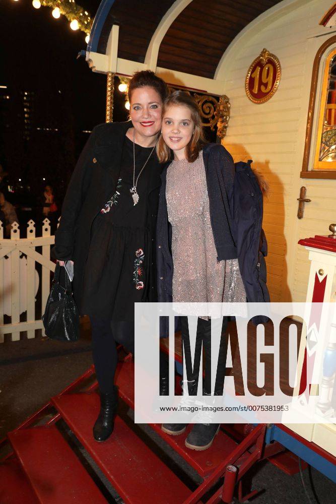 Muriel Baumeister und ihre Tochter Frieda Besson bei der Roncalli Weihnachtscircus Premiere am 17.12.2016 in Berlin Roncalli Weihnachtscircus Premiere in Berlin, 2016
