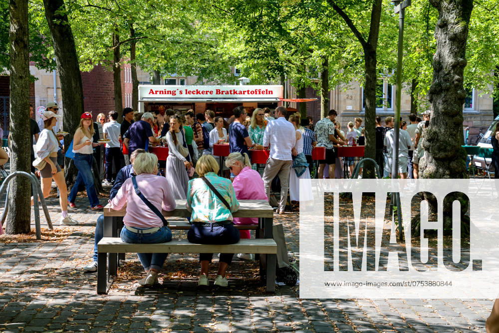 Wochenmarkt auf dem Domplatz. Münster, Nordrhein-Westfalen, DEU, Deutschland