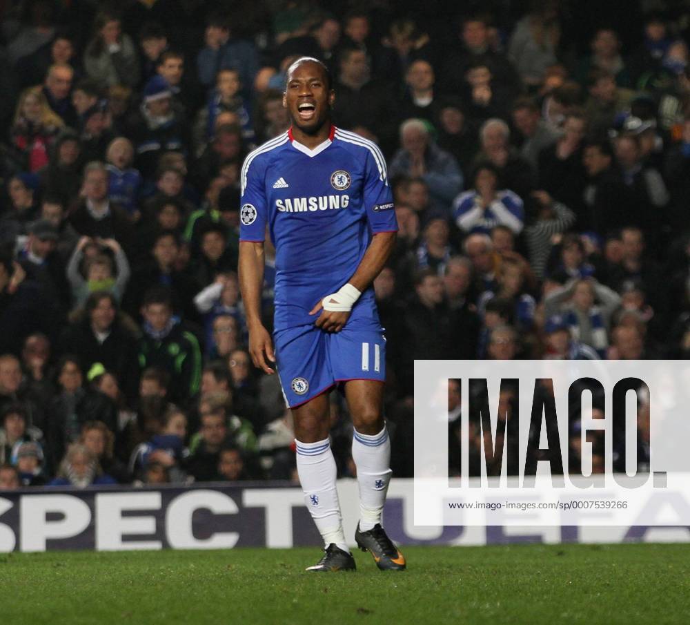 Chelseas Didier Drogba looks on dejected whilst holding his balls --- FC Chelsea vs. FC Copenhagen . o0 Einzelbild kurios Komik Unterleib Gemächt Genitalien Weichteile