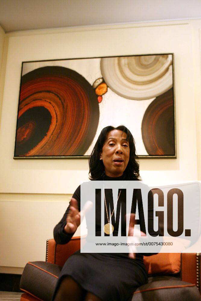 Apr 07, 2008 - Manhattan, New York, USA - Chris Rock s mother, ROSE ROCK, has published a book called Mamma Rock s Rules. She posed for photoraphs on April 7 on 52nd Street in Manhattan. - ZUMAr16_ 20080407_mar_r16_753
