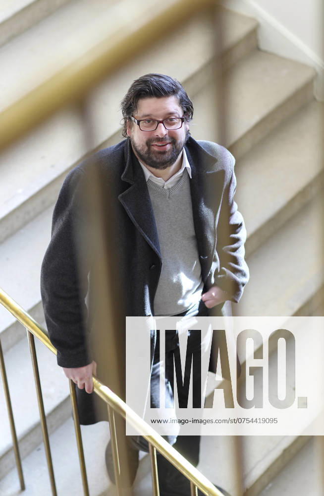 Deutschland, Sachsen, Dresden, Porträt von Max Rademann, freischaffender Schriftsteller, Autor, Zeichner, Filmemacher, Moderator und Alleinunterhalter, Rademann organisiert im Festspielhaus Hellerau den Dienstagsalon, das Foto entstand im Foyer des Festspielhauses Hellerau