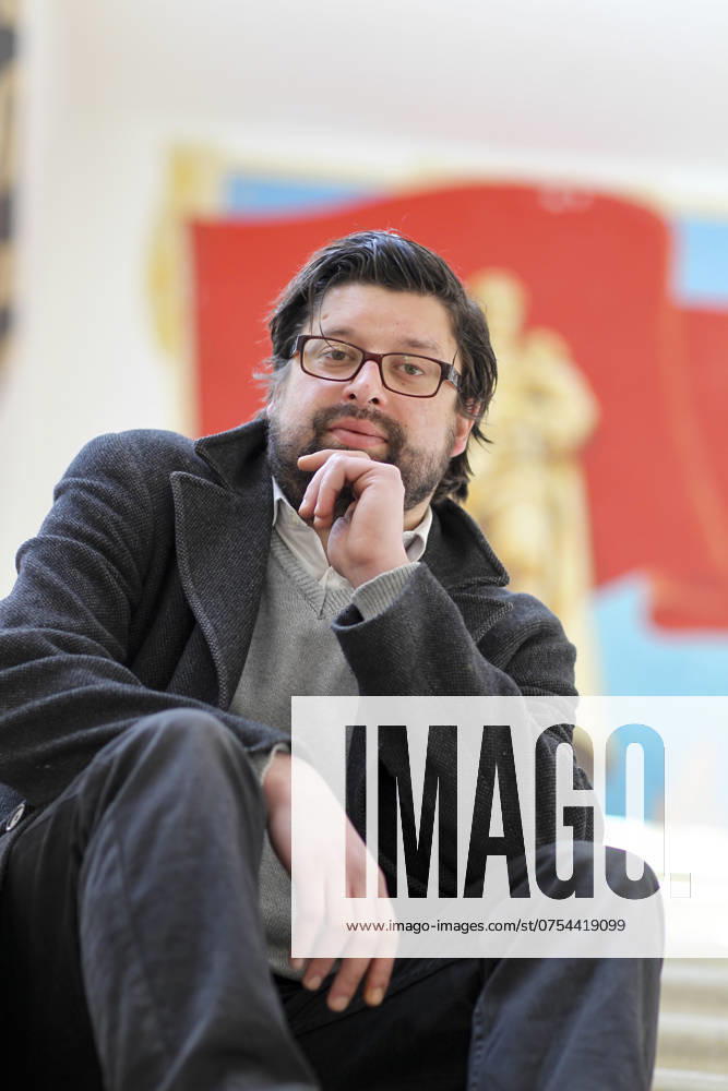 Deutschland, Sachsen, Dresden, Porträt von Max Rademann, freischaffender Schriftsteller, Autor, Zeichner, Filmemacher, Moderator und Alleinunterhalter, Rademann organisiert im Festspielhaus Hellerau den Dienstagsalon, das Foto entstand im Foyer des Festspielhauses Hellerau