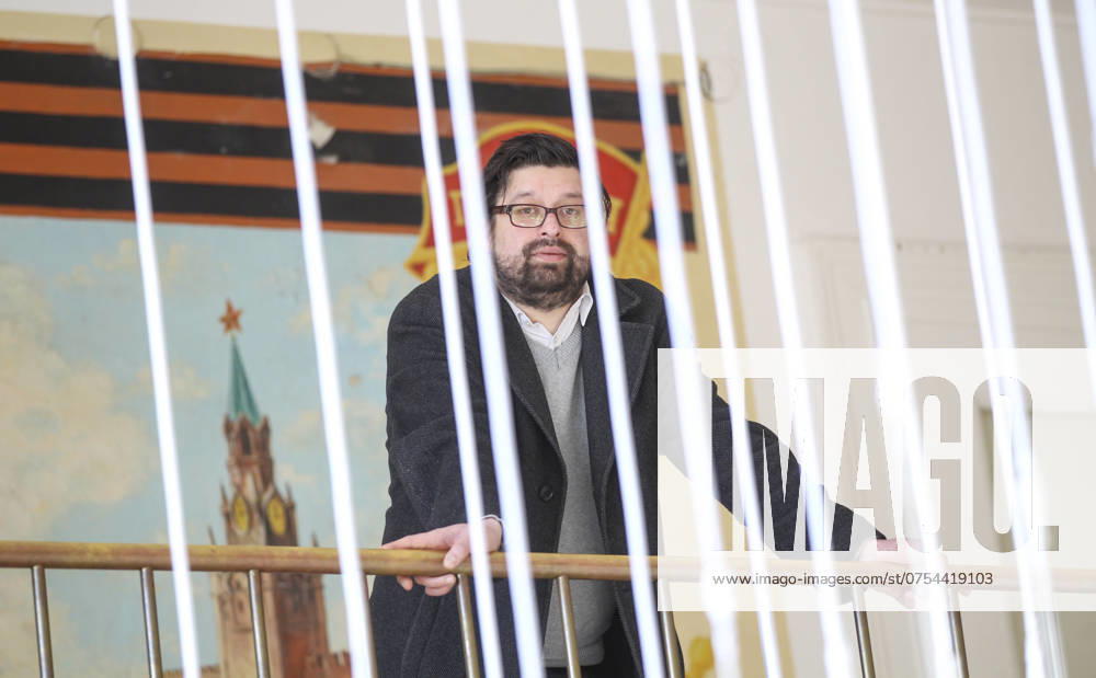 Deutschland, Sachsen, Dresden, Porträt von Max Rademann, freischaffender Schriftsteller, Autor, Zeichner, Filmemacher, Moderator und Alleinunterhalter, Rademann organisiert im Festspielhaus Hellerau den Dienstagsalon, das Foto entstand im Foyer des Festspielhauses Hellerau