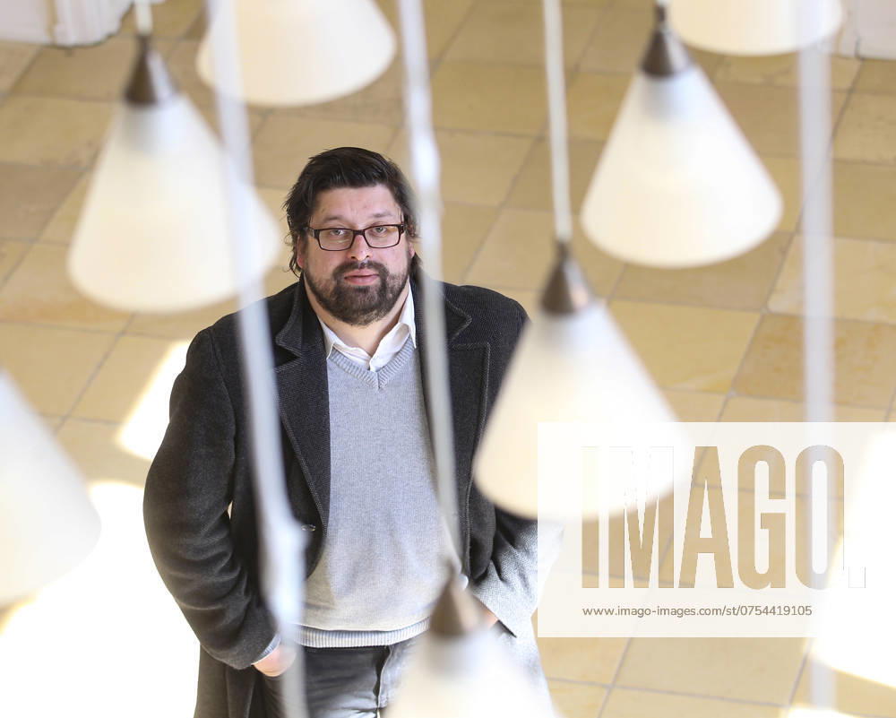 Deutschland, Sachsen, Dresden, Porträt von Max Rademann, freischaffender Schriftsteller, Autor, Zeichner, Filmemacher, Moderator und Alleinunterhalter, Rademann organisiert im Festspielhaus Hellerau den Dienstagsalon, das Foto entstand im Foyer des Festspielhauses Hellerau