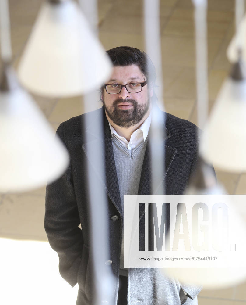 Deutschland, Sachsen, Dresden, Porträt von Max Rademann, freischaffender Schriftsteller, Autor, Zeichner, Filmemacher, Moderator und Alleinunterhalter, Rademann organisiert im Festspielhaus Hellerau den Dienstagsalon, das Foto entstand im Foyer des Festspielhauses Hellerau
