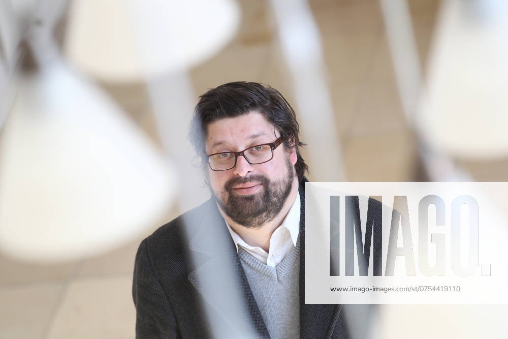 Deutschland, Sachsen, Dresden, Porträt von Max Rademann, freischaffender Schriftsteller, Autor, Zeichner, Filmemacher, Moderator und Alleinunterhalter, Rademann organisiert im Festspielhaus Hellerau den Dienstagsalon, das Foto entstand im Foyer des Festspielhauses Hellerau