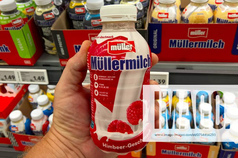 Die Unternehmensgruppe Theo Müller S.e.c.s. - UTM ist die Konzernobergesellschaft eines Lebensmittel- und Logistikkonzerns mit Sitz in Luxemburg - Stadt. Foto: Müllermilch mit Himbeer-Geschmack aus der gleichnamigen Molkerei. Plastikflasche mit Schraubverschluss