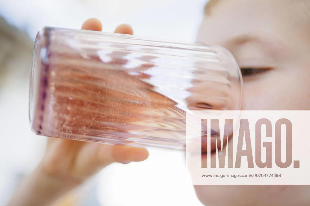 IMAGO Creative, Jahreszeit Sommer, Hitze Symbolfoto zum Thema Wasser trinken bei hohen Temperaturen. Ein Junge trinkt im Sommer bei heissem Wetter ein Glas Wasser. Ziegenrueck, 20.07.2024. Ziegenrueck Deutschland