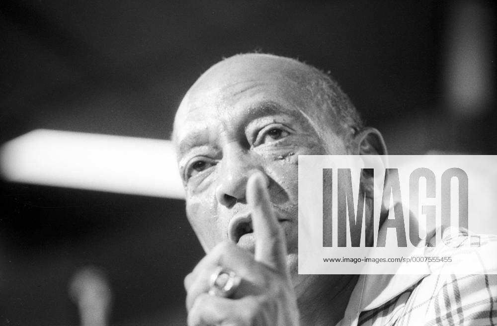 Leichtathletiklegende Jesse Owens (USA) gibt während der Olympischen Sommerspiele 1976 in Montreal eine Pressekonferenz Porträt, PK, Legende, himself Herren