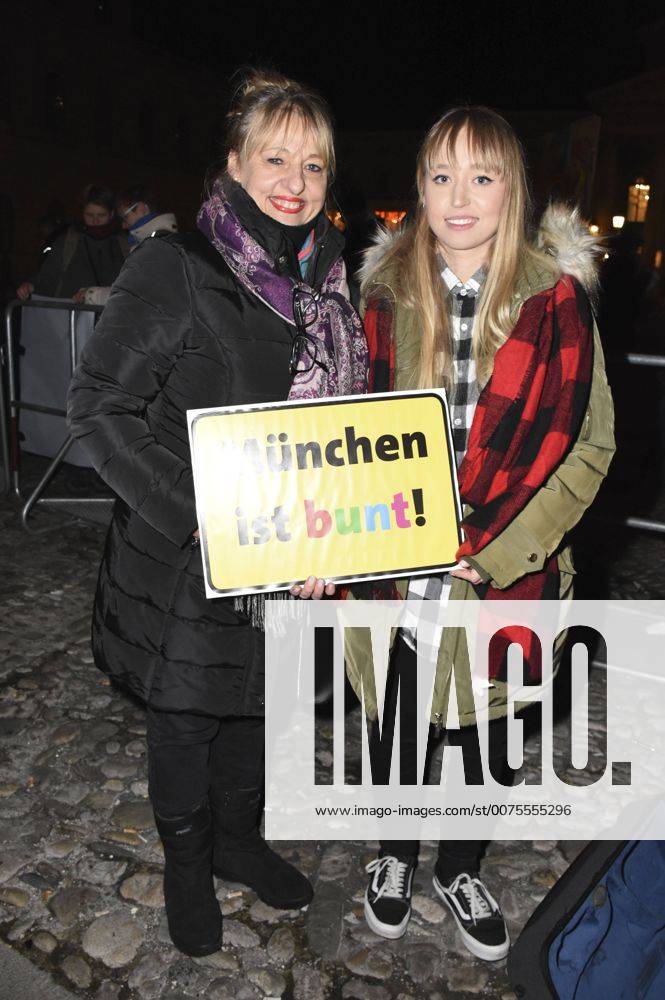Johanna Bittenbinder mit Tochter Veronika Bittenbinder bei der Kundgebung der Sozialinitiative Bellvue di Monaco unter dem Motto Wir sind alle von wo! Angst? Sicher ned! Für eine angstfreie und offene Gesellschaft vor der Staatsoper am Max-Joseph-Platz. München, 22.12.2016 Foto:xP.xSchönbergerx xFuturexImage